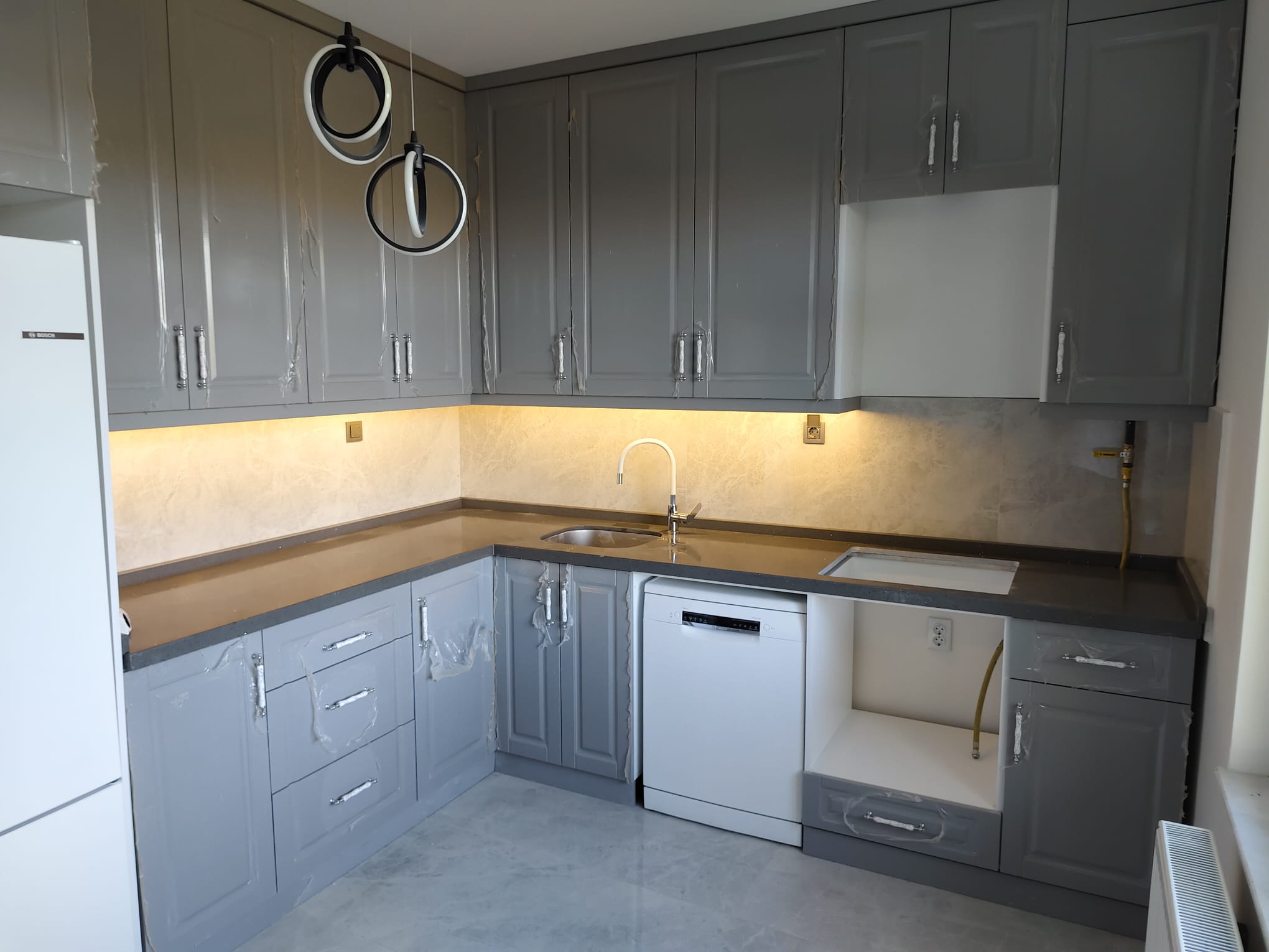 Gri Tonlu Modern Mutfak Seti (L-Şeklinde Dolap + LED Aydınlatmalı Tavan)