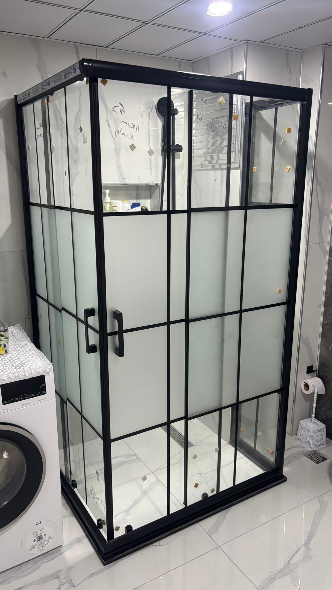 Kare Desenli Siyah Çerçeve Duş Kabini