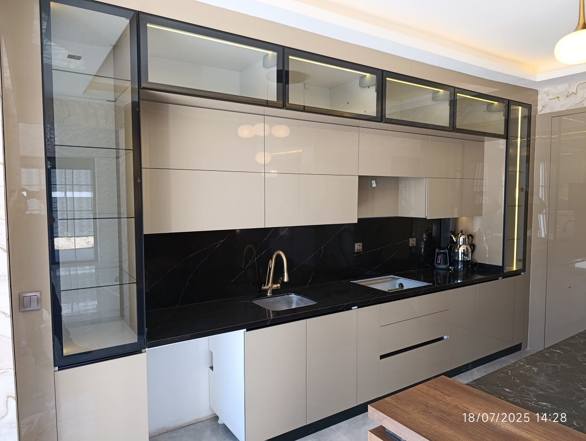 Antrasit Siyah Cam Kapaklı Modern Mutfak Dolabı LED Vitrinli Lüks Tasarım