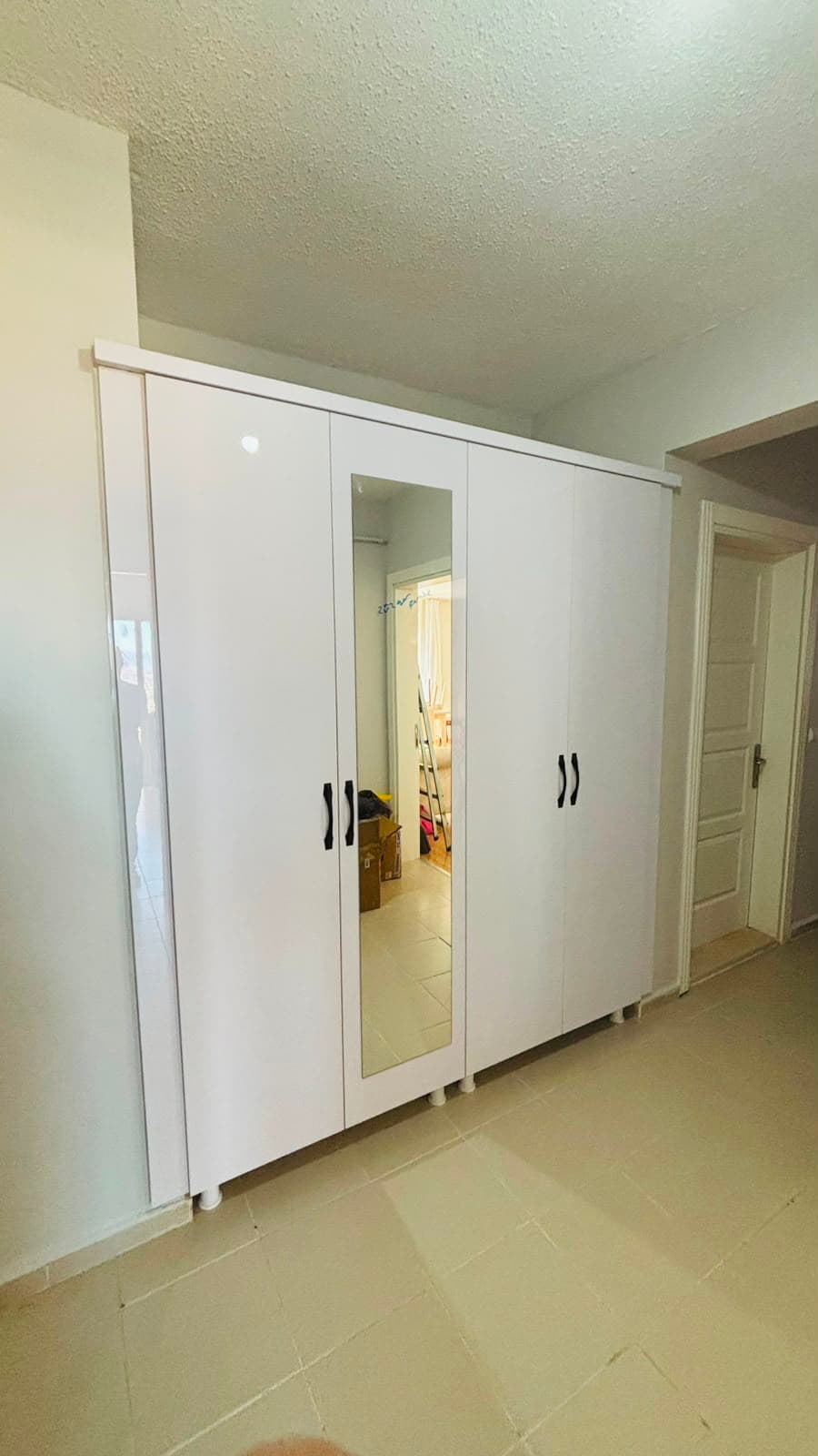 Beyaz Aynalı 5 Kapaklı Modern Gardırop