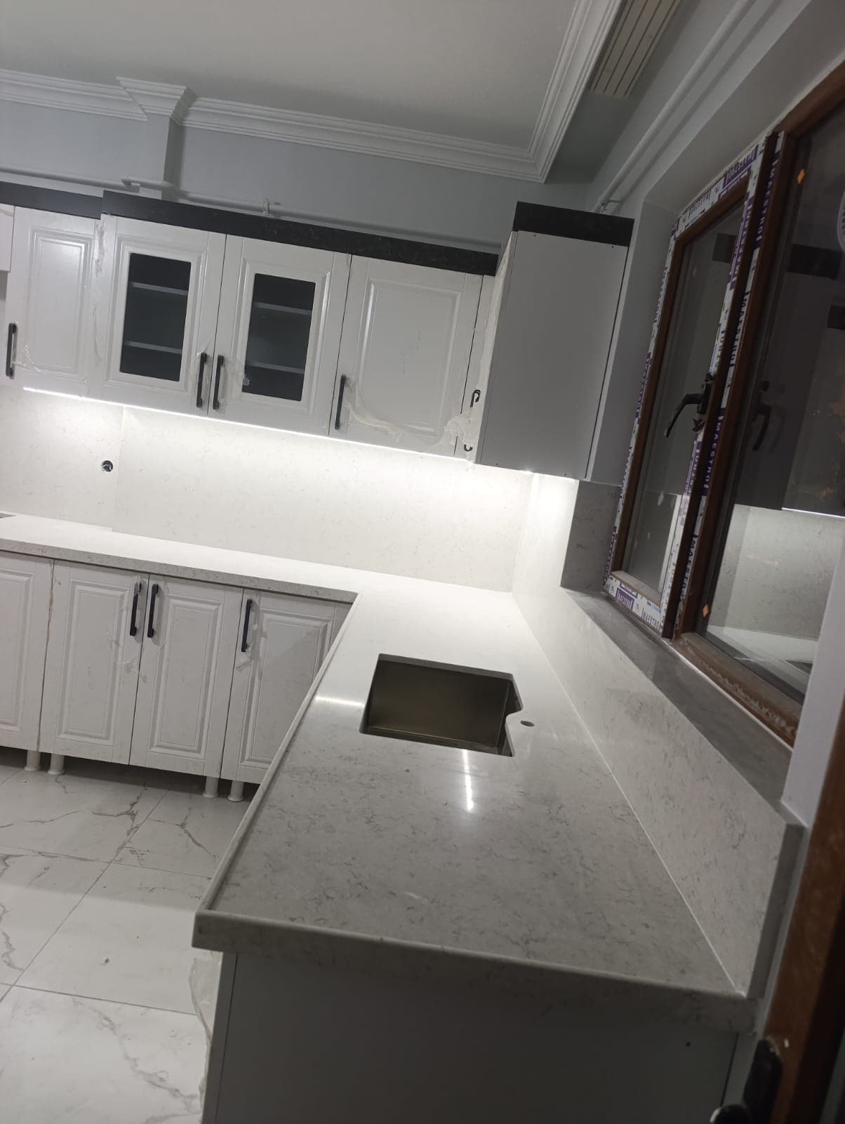 Beyaz Lake Mutfak Dolabı Kuvars Tezgahlı Modern L Tip Mutfak Tasarımı