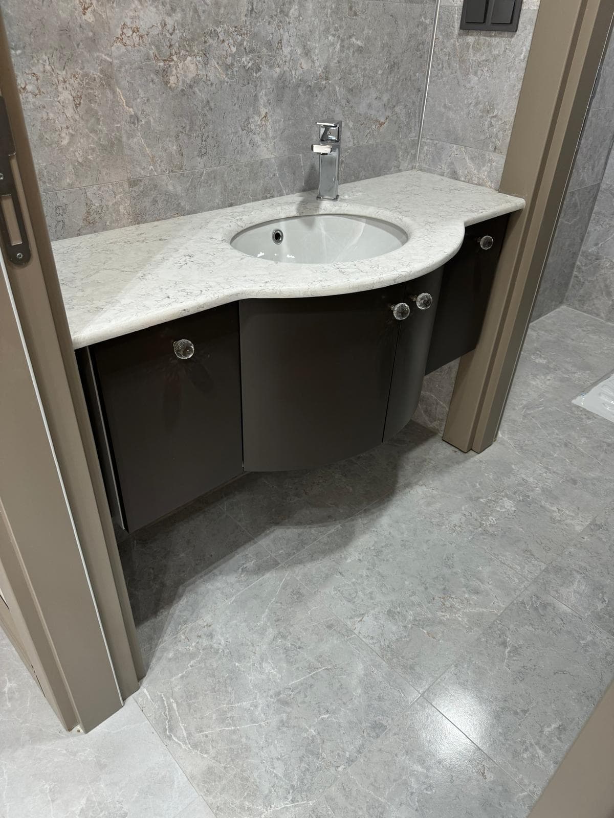 Modern Antrasit Banyo Dolabı Mermer Desenli Tezgahlı Oval Lavabolu Asma Model