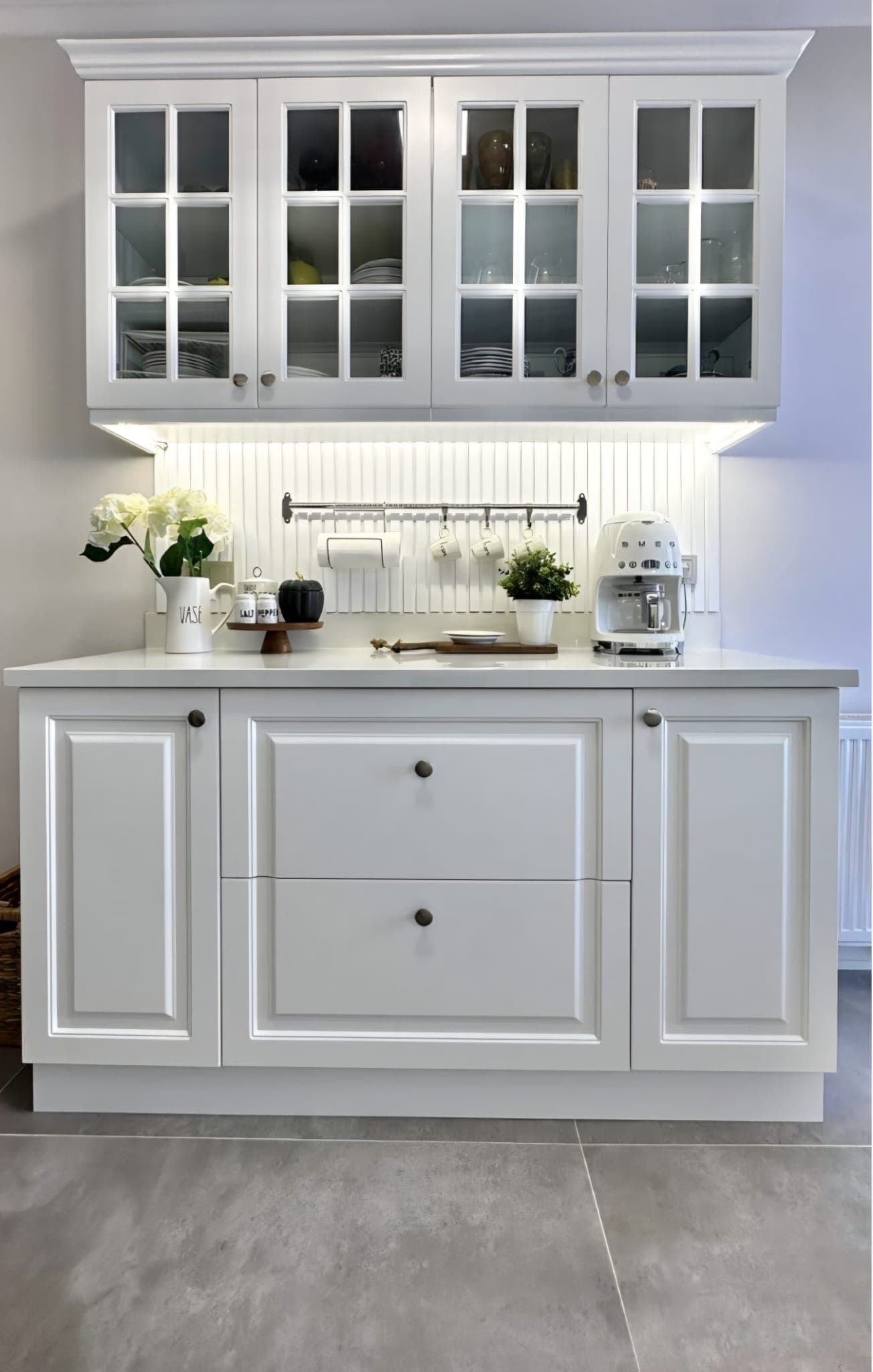 Country Tarzı Cam Kapaklı LED Aydınlatmalı Kahve Köşesi Konsol Dolap Modeli