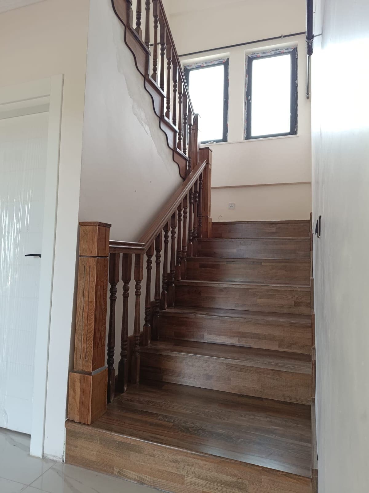 Masif Ahşap Klasik Merdiven Korkuluklu İç Mekan Dubleks Villa Merdiveni