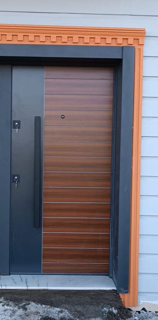 Modern Ahşap Görünümlü Çelik Giriş Kapısı – Antrasit Yan Panel