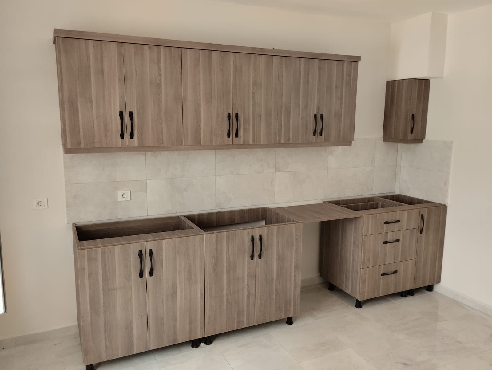 Modern Ahşap Görünümlü Mutfak Dolabı Siyah Kulplu Çekmeceli Komple Set Model