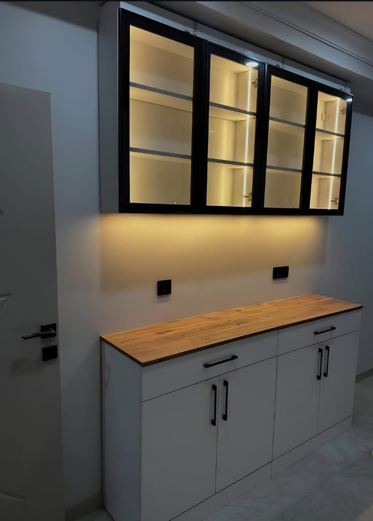 Modern Beyaz Konsol Dolap Siyah Cam Kapaklı LED Aydınlatmalı Vitrin Seti