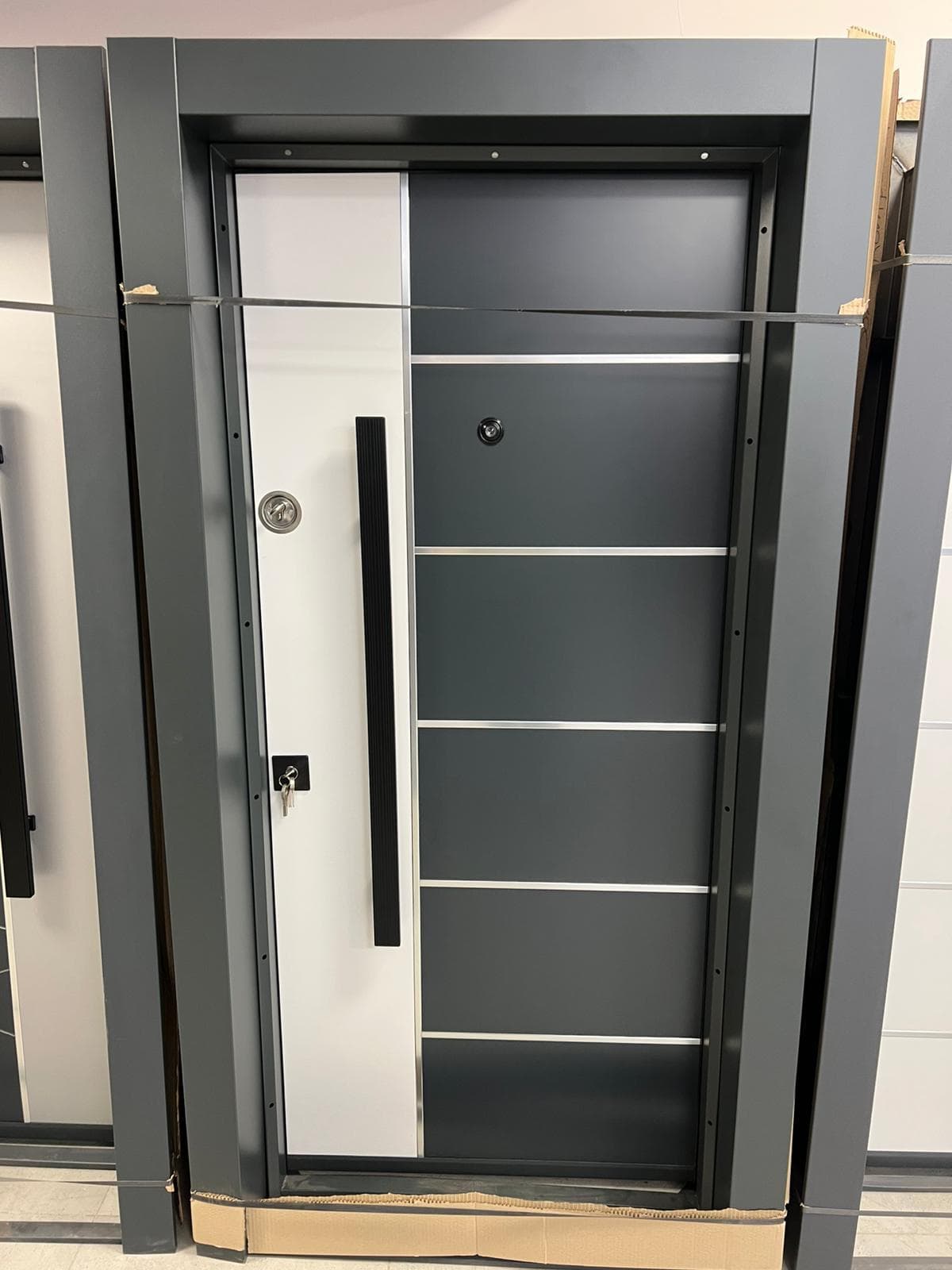 Modern Çelik Giriş Kapısı – Siyah Beyaz Çizgili Model