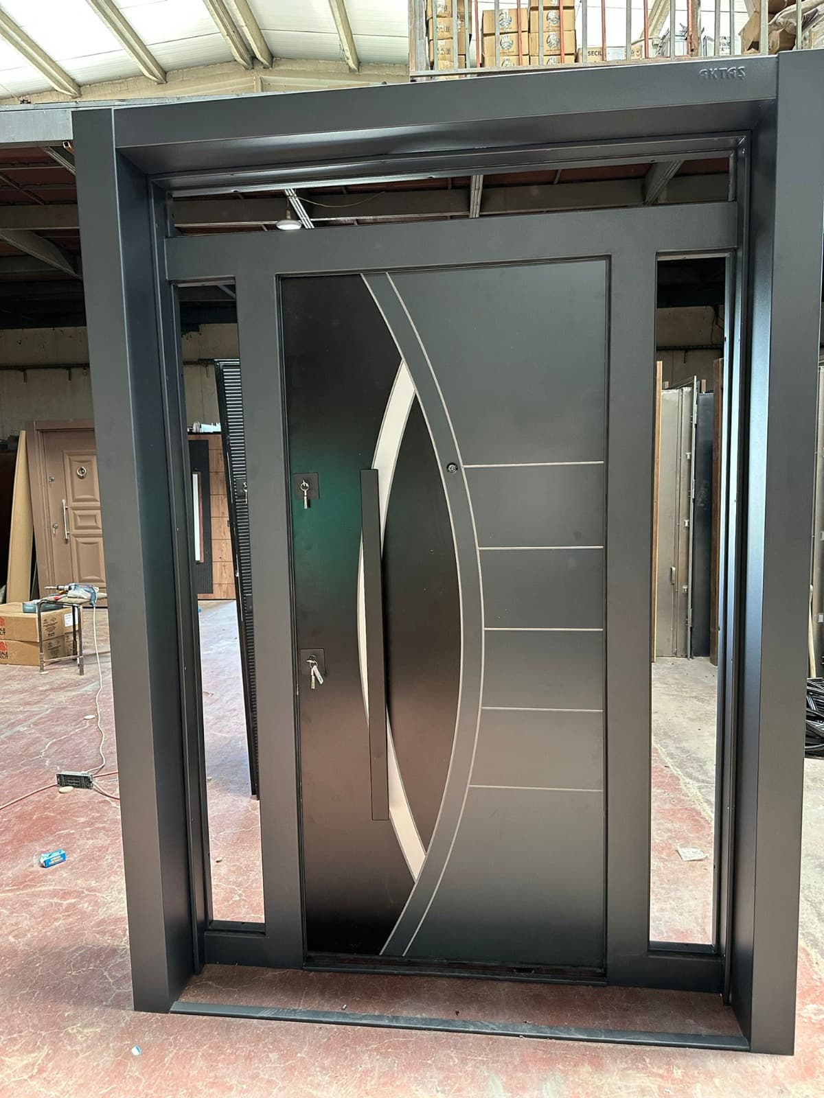 Modern Çelik Kapı – Oval Desenli Antrasit Model