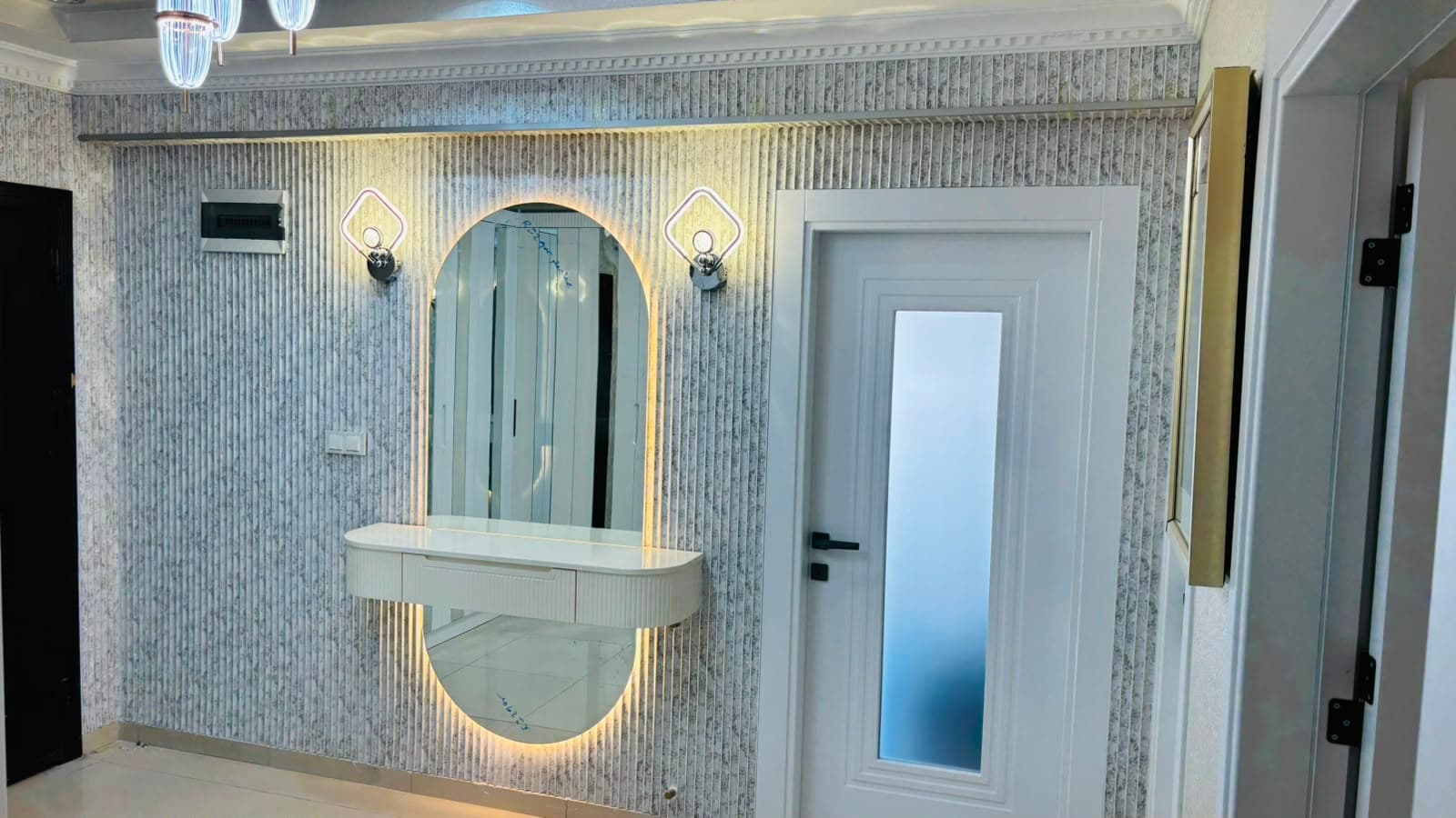 Modern LED Aydınlatmalı Dekoratif Dresuar ve Ayna Seti