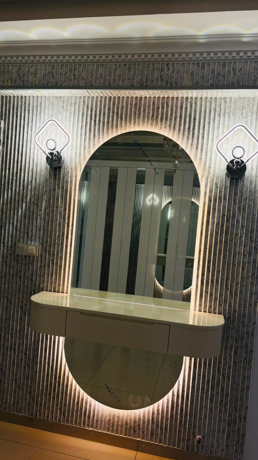 Modern LED Aydınlatmalı Dekoratif Konsol ve Kemerli Ayna Seti