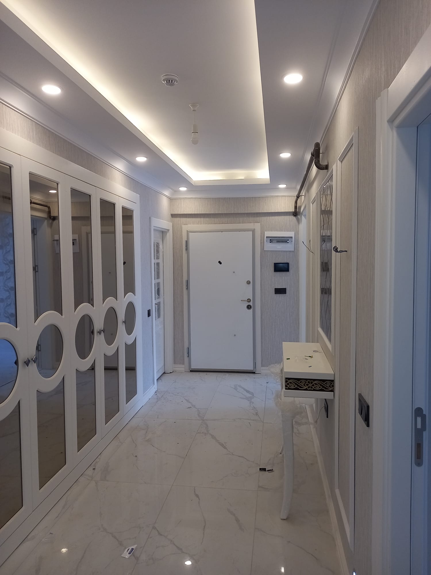 Modern Beyaz Koridor ve Antre Tasarımı (Aynalı Dolap + LED Aydınlatmalı ...